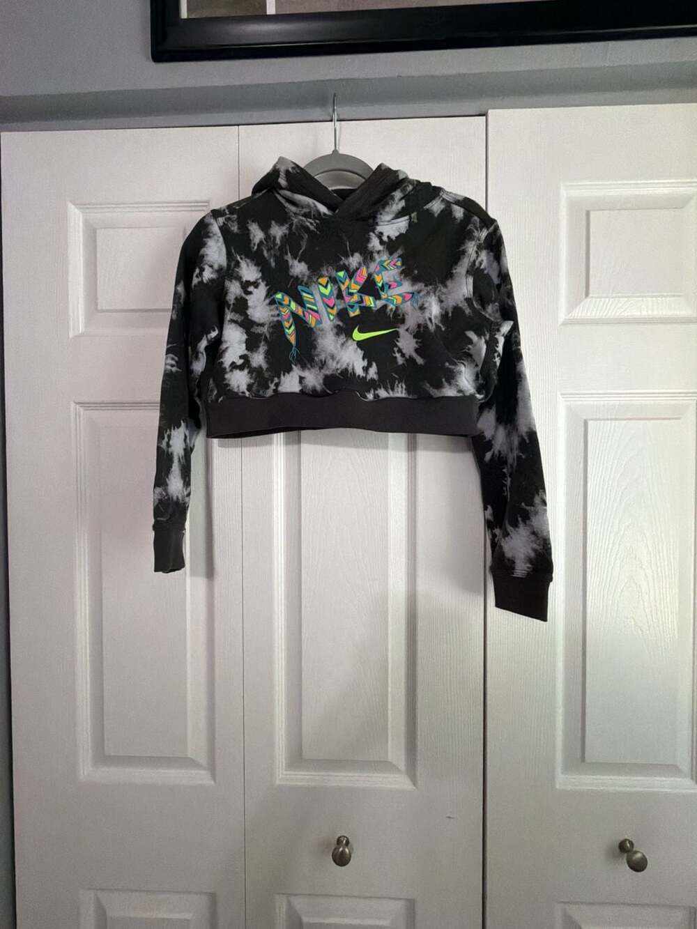 Nike Black White Tie Dye Crop Pullover Hoodie with Graphic Logo